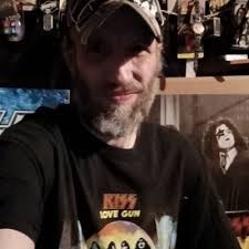 Johnny Wicker (@KissWicker)