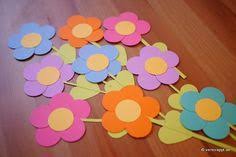 Gestanzte Fensterdekoration Fur Fruhling Und Ostern Blumen Basteln Aus Papier Papier Blumenstrauss Fensterbilder Fruhling