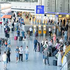 Wenn sie gepäck aufgeben, müssen sie sich mindestens 90 minuten vor ihrer planmäßigen abflugzeit am flughafen einfinden. Flughafen In Frankfurt Ist Der Grosste Verkehrsflughafen Deutschlands Frankfurt