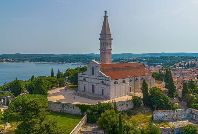 Do ove prekrasne crkve u Istri može se doći samo pješke: na vrhu se nalazi kip kojeg okreće snaga vjetra - Putni Kofer