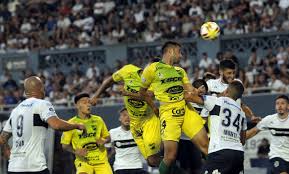 En ese sentido, el uruguayo guillermo fratta, a préstamo de boston rivers, llegará al país en el correr de mañana, día que hay viajes permitidos desde el país vecino. Defensa Y Justicia Le Gano Al Lobo Y Es El Unico Lider De La Superliga
