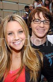 Jared drake bell, the veteran television actor who starred in nickelodeon's drake and josh, has been arrested and charged with disseminating matter harmful to juveniles and attempted endangering. Drake Bell Hat Eine Lange Liste Von Freundinnen Mit Wem Ist Er Gerade Zusammen Klatsch
