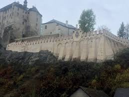 1241 zdeslav z divišova, pojmenoval jej podle rodového erbu, zlaté osmihroté hvězdy, a podle dobového zvyku poněmčovat názvy, tedy sternberg (stern = hvězda. Hrad Cesky Sternberk Asb Portal