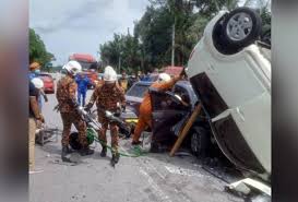 Tiga lelaki dilaporkan maut dalam kemalangan membabitkan sebuah kereta dan motosikal di jalan kampung padang lanjut, kuala nerang di sini, petang ini. Suami Isteri Antara Tiga Maut Dalam Kemalangan Di Sungkai Astro Awani