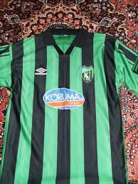 Kartepe belediye başkanı mustafa kocaman, gençlik hizmetleri ve spor i̇lçe müdürü erol arutan ile ilçenin başarılı sporcularını ziyaret etti. Kocaelispor Home Futbol Formasi 2003 2004