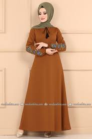 Kollari Nakisli Puskullu Elbise Ukb3006 Taba Moda Selvim Moda Stilleri Moda Elbise