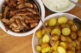 Gyrospfanne Oregano Kartoffeln Tsatsiki Griechisches Familienessen Rezept Familienessen Essen Gyros