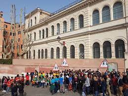 Associa scuola media sperimentale giuseppe mazzini e scuola primaria e dell'infanzia vittorino da feltre. Terrazza Sul Colosseo Il Concerto Muto Di Protesta Degli Studenti Chiudere Al Traffico Tutta L Area