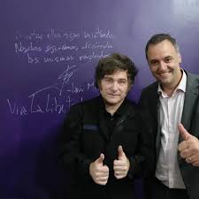 Adorni afuera y Santilli adentro: el giro que sacude la interna libertaria
