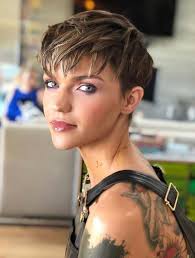 Shave your pubic hair, wax, trim, do nothing—the point is, the choice is yours. 30 Famous Celebrity Pixie Haircuts For Short Hair 2018 Bayperwa Capelli Cortissimi Stili Di Capelli Corti Capelli Corti Alla Moda