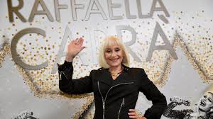 Raffaella pelloni (bolonia, 1943), más conocida como raffaella carrà, actriz, cantante, bailarina y presentadora de televisión, se hizo muy popular entre el público español. 4lplaxhxk2 Nam