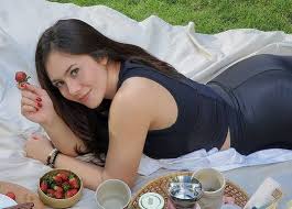 Hasil gambar untuk wulan guritno seksi bikini