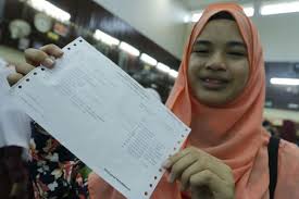 Jadual waktu peperiksaan spm 2017 ini sudah pun diedarkan secara rasmi melalui portal lembaga peperiksaan. Calon Spm Warga Thailand Raih 10a