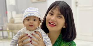 Setelah Seharian Tak Mau Minum Susu, Baby Gala Tenang Diselimuti Daster  Vanessa Angel