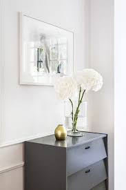Glam Vibes Auf Dieser Kommode Stimmt Jedes Detail Frische Blumen Und Tolle Deko Pieces Sorgen In Delia Fischers Zuhause Fur Das Gewisse Et Dekor Deko Zuhause