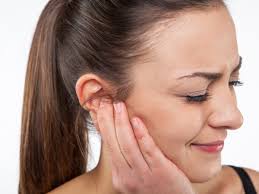 J'ai un bouton dans le pavillon externe de mon oreille droite et ça me fait vachement mal. Otite Sereuse Chez L Adulte Quels Sont Les Symptomes Et Comment La Traiter Femme Actuelle Le Mag