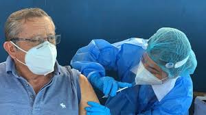 Conforme al plan de vacunación que el gobierno federal planteó, el primer nivel de prioridad fueron los médicos y enfermeras. Desde Este Lunes 15 De Marzo Personas Mayores De 65 Anos Podran Inscribirse Para Recibir La Vacuna Contra El Covid 19 Ecuador Noticias El Universo