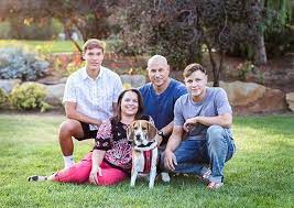 I Often Hear People Say They Had Pictures Taken Each Year While The Kids Were Young But They Stoppe Big Family Photos Family Session Poses Family Picture Poses