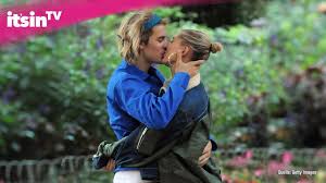 Hailey bieber postet hochzeitskleid auf instagram. Justin Hailey Bieber Zauberhaftes Hochzeitskleid Youtube