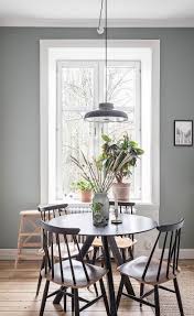 White Kitchen With A Cozy Dining Table In 2020 Haus Essen