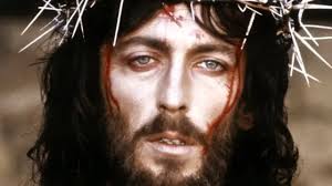 Qué fue de la vida de Robert Powell, el actor que interpretó a Cristo en la  icónica serie "Jesús de Nazaret"