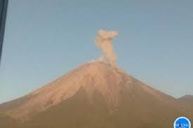 Kendati demikian, potensi ancaman bahaya erupsi gunung semeru berupa lontaran batuan pijar di sekitar puncak. 2 Kali Letusan 31 Kali Gempa Gunung Semeru Masih Aktif Tekno Tempo Co