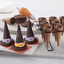 Create These Cute Bewitching Cone Hats For Your Halloween Celebration Easy To Halloween Desserts Cadilar Bayrami Ikramlari Cadilar Bayrami Atistirmaliklar