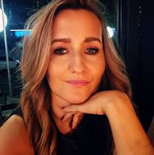 Oto on... ŻOLIBORSKI BRYLANT! Wspaniała przedwojenna willa zaprojektowana  przez Romualda Gutta była bohaterką 16 wydania whiteMAD, jednak do dziś ma  sporo miejsca w naszych sercach. Projekt: TZA zdjęcia: Marcin Grabowiecki  Stylizacja: Eliza