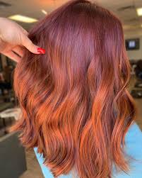 karamell kupfer strahnen auf braune haare balayage rot haarfarbe haartrends redbalayage hairstyle haarfarben rotblonde haare kupferbraunes haar
