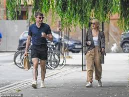 For a romantic weekend in london' 'i wanna look like him, i wanna have his abs, i want his accent. Paul Mescal Showcases His Signature Swagger On A Stroll With Normal People Bff India Mullen Readsector Female