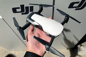 تبقى طائرة dji mavic 2 pro هي أفضل طائرة درون للبيع من بين جميع المنتجات المطروحة من ناحية المواصفات والمزايا لعدة أسباب، أول تلك الأسباب هو مستشعر cmos الكبير الذي تحتوي عليه، كما إن تصميمها القابل. Ù†Ø¸Ø±Ø© Ø¹Ù„Ù‰ Mavic Air Ø£Ø­Ø¯Ø« Ø§Ù„ÙƒØ§Ù…ÙŠØ±Ø§Øª Ø§Ù„Ø·Ø§Ø¦Ø±Ø© Ù…Ù† Ø´Ø±ÙƒØ© Dji Ø¹Ø§Ù„Ù… Ø§Ù„ØªÙ‚Ù†ÙŠØ©