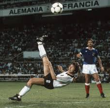 Battiston and schumacher were both sprinting towards a long through ball pass from michel platini. Toni Schumachers Foul An Patrick Battiston Den Mochte Ich Nie Wieder Treffen Welt