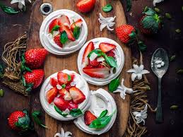 Mini Pavlovas Fraise Basilic Facile Et Pas Cher Recette Sur Cuisine Actuelle Fraise Basilic Recette Alimentation