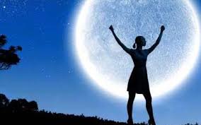 Aceasta se întâmplă când luna este în opoziție cu soarele, adică pământul se află aproximativ pe linia care unește luna cu soarele. Luna Plina Din Decembrie Din Data De 14 Cade In Semnul Gemenilor Este Un Prilej De Incheiere A Evenimentelor Sentimentelor Si Emotii Astrology Moon Concert