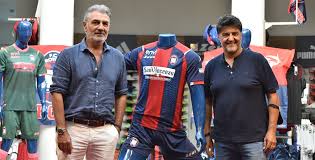 Le maglie del crotone football club, la squadra calabrese fondata nel 1920. Serie A Crotone Nuove Maglie E Numeri Per La Prossima Stagione Crotonenews