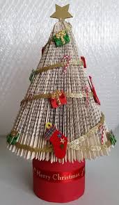 Folded Book Art Traditional Style Christmas Tree With Base Ideal For A Table Centre Piece Or Gift A Handcraf Buch Weihnachtsbaum Weihnachtszeit Basteln Falzen