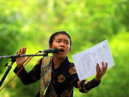 Puisi bahasa jawa atau geguritan dengan tema ibu. 50 Contoh Geguritan Bahasa Jawa Berbagai Tema
