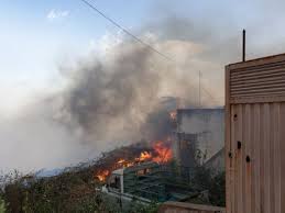 Las llamas llegaron al parque nacional. Varios Incendios Provocan El Desalojo De Unas Mil Personas En Tenerife Radio Club Tenerife Cadena Ser