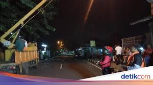 Seorang ayah yang memiliki sebuah pabrik sosis, sedang berusaha menarik hati anaknya yang sombong. Ular Piton Raksasa Nangkring Di Atas Pohon Gegerkan Warga Sukabumi