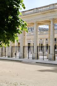 « hello, le soleil brille, brille » annie.cordy.officiell été 1958 #thierryvillenave #jour3 #confinement. An Empty And Closed Jardin Du Palais Royal Paris With Landen Paris Architecture French Architecture Paris Garden