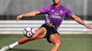 Cristiano ronaldo, fotbalistul portughez al lui real madrid, a câştigat joi pentru a cincea oară în cariera sa balonul de aur. Cristiano Ronaldo Replica Dura Pentru O Legenda A Barcelonei Sa I Spuneti Ca Am Castigat Trei Baloane De Aur