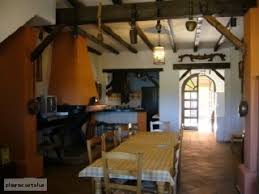 Consta de 3 dormitorios, 2 baños, aseo, salón con chimenea, cocina con patio lavadero, terrazas con maravillosas vistas a las zonas comunes y plaza. Alquiler De Casa Para El Rocio En Aldea Del Rocio Huelva