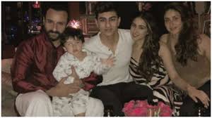 Последние твиты от kareena kapoor khan (@kareenak_fc). New Pic Sara Ali Khan Kareena Kapoor Khan Saif Taimur Ibrahim Paint The Perfect Modern Family Portrait Binindia