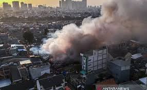 Sebanyak 15 unit mobil pemadam kebakaran (damkar) dikerahkan untuk memadamkan si jago merah, kamis, 8 april 2021. Epwvej0tp Vojm