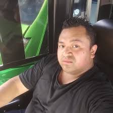 México mágico en la Zaragoza Como si no bastara con los socavones, ahora un  comerciante decidió instalar un puesto de peluches… ¡en el carril de alta!  Esto ocurre en la Calzada Ignacio