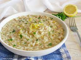 Risotto con tonno, la ricetta per cucinare un appetitoso primo piatto! Risotto Al Tonno Rosa E Limone 2 Amiche In Cucina