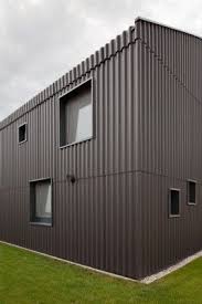 Die Fassade Und Das Satteldach Sind Mit Faserzement Wellplatten Verkleidet Fassade Fassade Haus Hausverkleidung