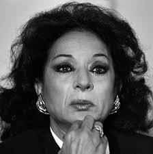 El pecho desnudo de Susana Estrada con Tierno Galván: el retrato de una  España que empezaba a cambiar