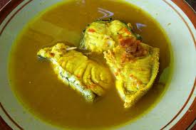 1 kg ikan nila, 10 siung bawang merah, 3 siung bawang putih, 5 cm jahe, 5 cm kunyit, 1 batang sereh, 1/4 potong nanas, 2 btg daun bawang, 10 cabe merah keriting, gula dan garam secukupnya (tambahkan penyedap rasa bilang suka), daun kemangi. Faiz Masterchef Indonesia Bikin Lempah Kuning Khas Bangka Contek Resep Ini
