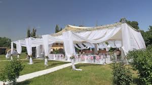 La location d'un chapiteau permet de célébrer un mariage à toutes sortes d'endroits : 7 Choses A Savoir Avant De Signer Votre Location De Chapiteau De Mariage Mariage Com